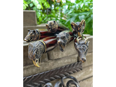 Набор шампуров с бронзовыми голова миживотных: сила образа и мастерство деталей